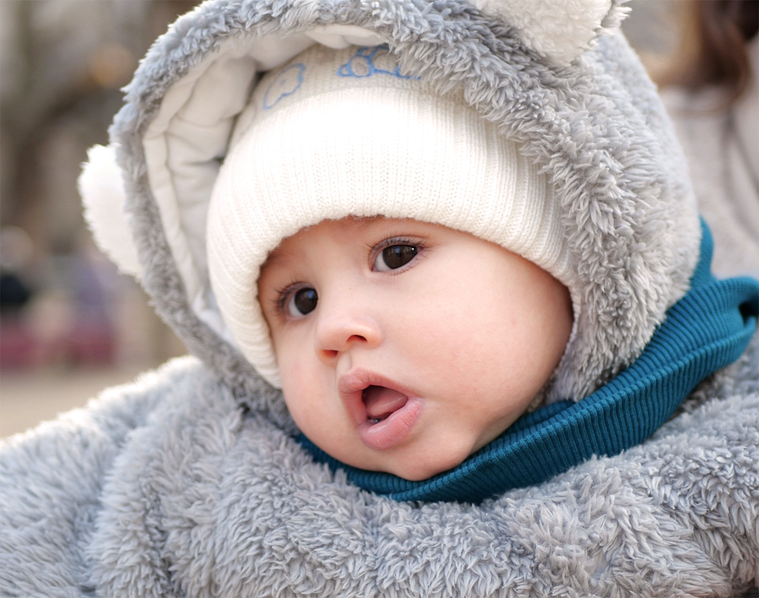 Dziecko na zimowym spacerze